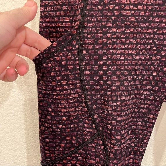 Lululemon Outrun 17" Crop leggings Shatter Weave Dust Coral Plum / Black size 8 - Picture 2 of 10